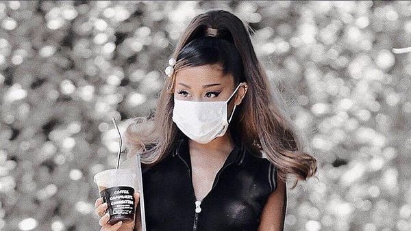Pose Menggemaskan Ariana Grande saat Ngopi di Kafe