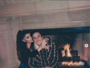 Ariana Grande Menikah dengan Dalton Gomez Ariana Grande Menikah dengan Dalton Gomez