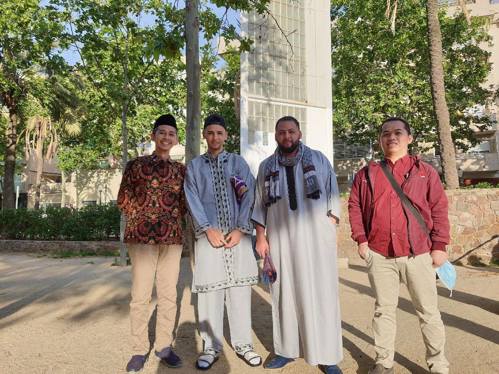 Kisah Mahasiswa RI Lebaran di Spanyol: Diajak Foto Usai Sholat Id karena Batik Kisah Mahasiswa RI Lebaran di Spanyol: Diajak Foto Usai Sholat Id karena Batik
