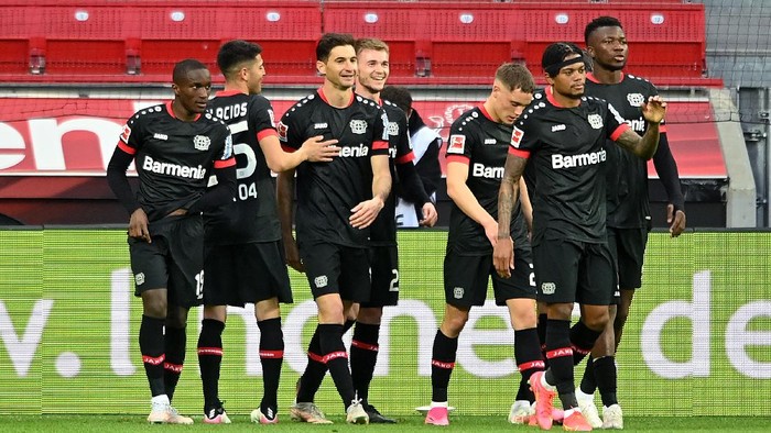 LEVERKUSEN, GERMANY - APRIL 24: Lucas Alario of Bayer Leverkusen celebrates with teammates after scoring their teams second goal during the Bundesliga match between Bayer 04 Leverkusen and Eintracht Frankfurt at BayArena on April 24, 2021 in Leverkusen, Germany. Sporting stadiums around Germany remain under strict restrictions due to the Coronavirus Pandemic as Government social distancing laws prohibit fans inside venues resulting in games being played behind closed doors. (Photo by Sascha Steinbach - Pool/Getty Images)
