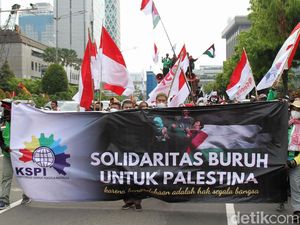 Buruh Kumpulkan Donasi Bagi Palestina di Depan Kedubes AS Buruh Kumpulkan Donasi Bagi Palestina di Depan Kedubes AS