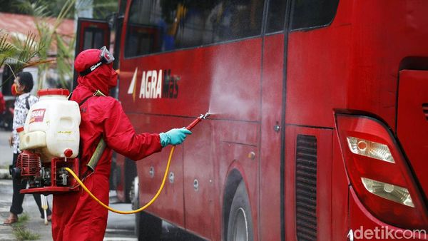 Bus AKAP Disemprot Disinfektan di Terminal Kampung Rambutan