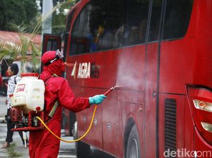 Bus AKAP Disemprot Disinfektan di Terminal Kampung Rambutan Bus AKAP Disemprot Disinfektan di Terminal Kampung Rambutan