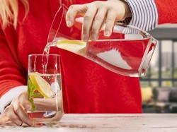 Makan Terlalu Banyak? Ini 5 Cara Alami untuk Bantu Detoks Tubuh