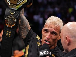 Penantian 3.940 Hari Charles Oliveira Jadi Juara UFC