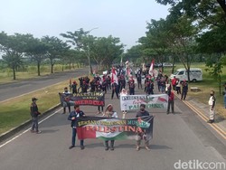 Kecam Agresi Israel ke Palestina, Massa Buruh Geruduk Konjen AS di Surabaya