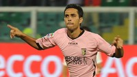 Zahavi pernah menjajal Serie A Italia pada kurun waktu 2011 sampai 2012, namun tak cemerlang karena cuma mengemas dua gol dari 26 laga. (Foto: Getty Images/Tullio M. Puglia)