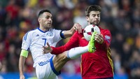 Zahavi saat ini tercatat masih sebagai kapten Timnas Israel. Ini adalah salah satu duelnya dengan bek Spanyol, Gerard Pique. (Foto: Getty Images/Juan Manuel Serrano Arce)