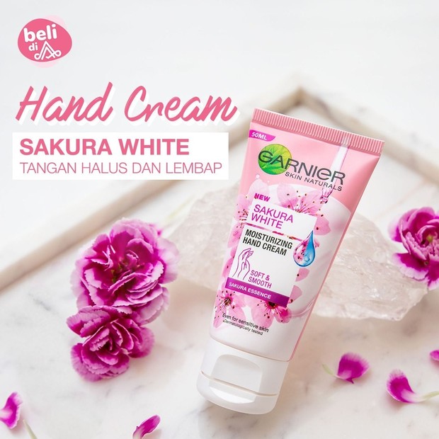 Selain menutrisi kulit agar tetap lembab, Garnier Sakura White Moisturizing Hand Cream juga memiliki kandungan yang mampu membuat kult lebih cerah dan bercahaya.