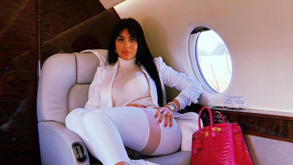 10 Gaya Georgina Rodriguez Saat Naik Pesawat Jet, Selalu Mewah!