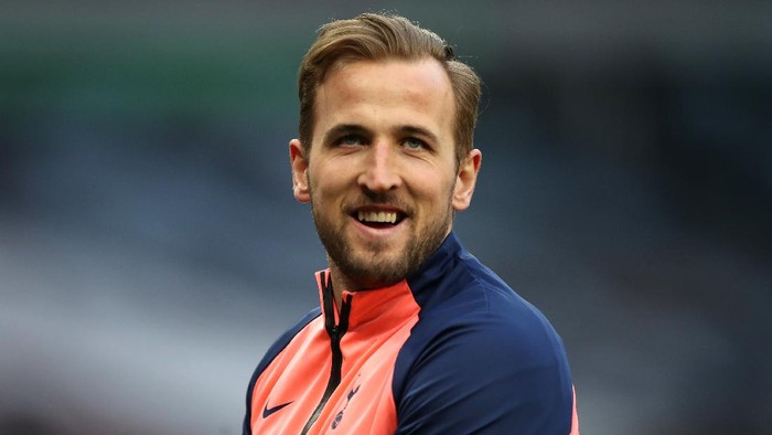 LONDON, ENGLAND - MAY 02: Harry Kane of Tottenham Hotspur looks on prior to the Premier League match between Tottenham Hotspur and Sheffield United at Tottenham Hotspur Stadium on May 02, 2021 in London, England. Sporting stadiums around the UK remain under strict restrictions due to the Coronavirus Pandemic as Government social distancing laws prohibit fans inside venues resulting in games being played behind closed doors. (Photo by Nick Potts - Pool/Getty Images)