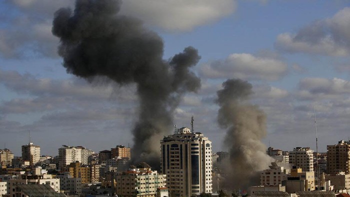Israel terus menggempur jalur Gaza. Sejumlah bangunan pun rusak parah akibat hantaman roket tersebut.