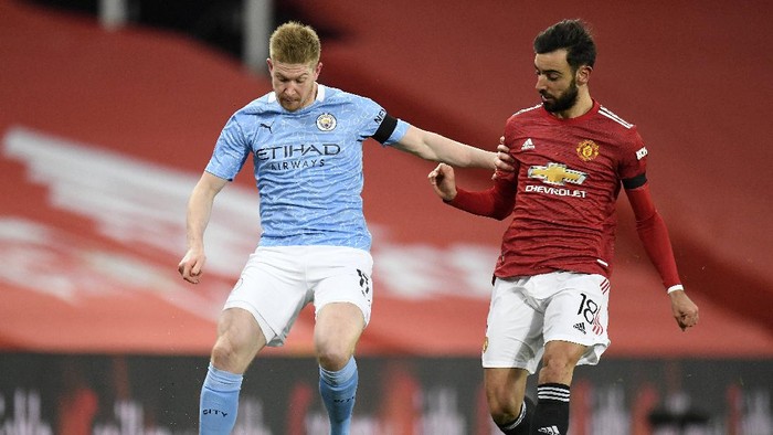 MANCHESTER, ENGLAND - JANUARY 06: Kevin De Bruyne of Manchester City battles for possession with Bruno Fernandes of Manchester United during the Carabao Cup Semi Final match between Manchester United and Manchester City at Old Trafford on January 06, 2021 in Manchester, England. The match will be played without fans, behind closed doors as a Covid-19 precaution. (Photo by Peter Powell - Pool/Getty Images)