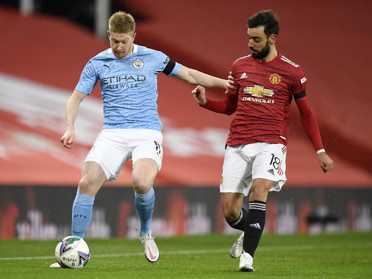 Kevin De Bruyne dan Bruno Fernandes masuk Starting XI terbaik Liga Inggris versi Asosiasi Pemain. (Foto: Peter Powell - Pool/Getty Images)