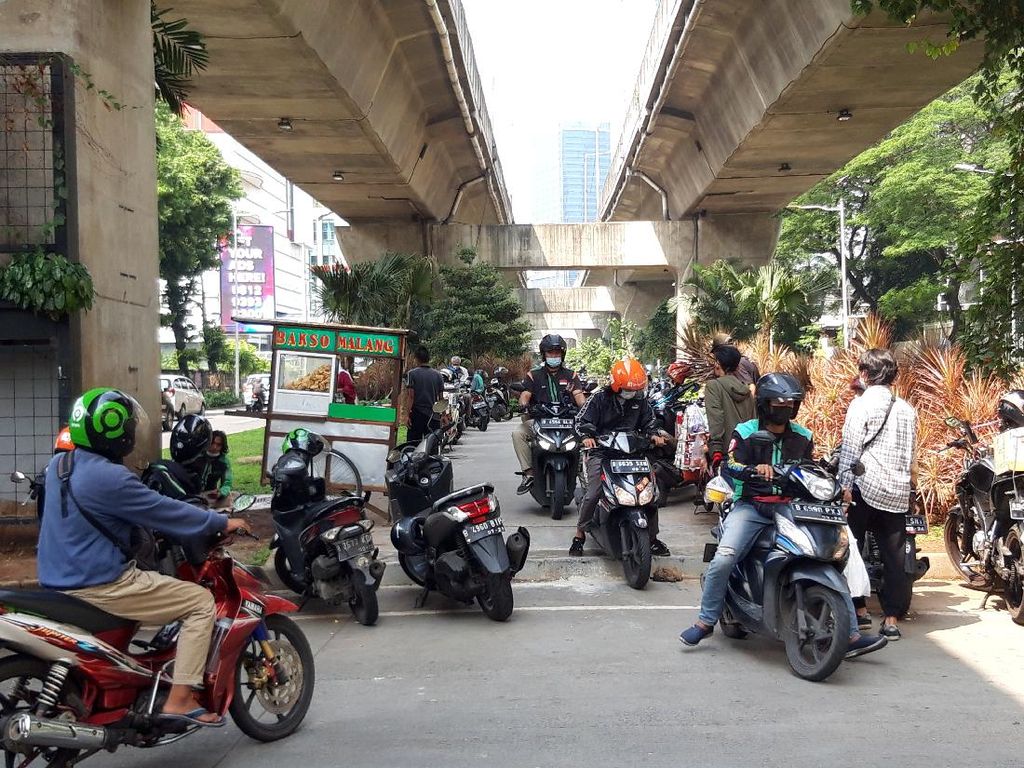 Menelusuri Trotoar Median Jalan Kolong JLNT Kuningan yang Penuh Motor Menelusuri Trotoar Median Jalan Kolong JLNT Kuningan yang Penuh Motor