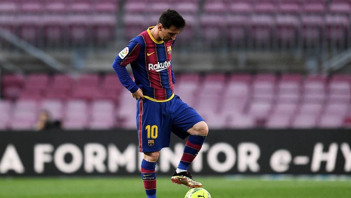 BARCELONA, SPAIN - MAY 16: Lionel Messi of FC Barcelona looks dejected during the La Liga Santander match between FC Barcelona and RC Celta at Camp Nou on May 16, 2021 in Barcelona, Spain. Sporting stadiums around Spain remain under strict restrictions due to the Coronavirus Pandemic as Government social distancing laws prohibit fans inside venues resulting in games being played behind closed doors.  (Photo by David Ramos/Getty Images)