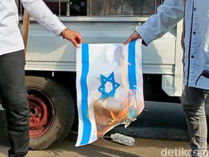 Demo Bela Palestina di Kedubes AS, Massa Bakar Replika Bendera Israel