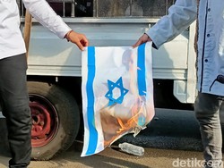 Demo Bela Palestina di Kedubes AS, Massa Bakar Replika Bendera Israel