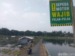 Menengok Jembatan Apung Penghubung Dua Desa di Bandung Barat