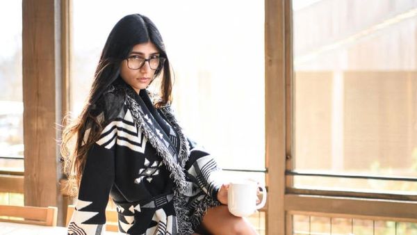 8 Potret Mia Khalifa, Ex Bintang Porno Kritik Gal Gadot Soal Israel-Palestina