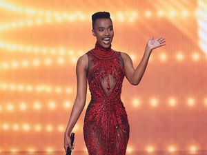 Memesona, Zozibini Tunzi Pakai Gaun Tex Saverio di Miss Universe 2020 Memesona, Zozibini Tunzi Pakai Gaun Tex Saverio di Miss Universe 2020