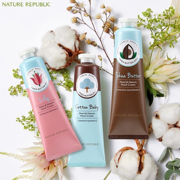Formula dari Nature Republic Hand & Nature Hand Cream mampu menjaga kelembaban kulit kering dengan wangi yang segar.