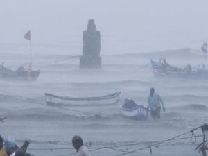 Siklon Tauktae Terjang India, 20 Orang Tewas-127 Penumpang Kapal Hilang