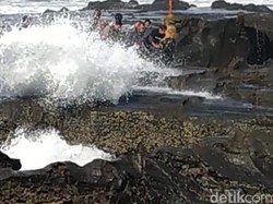Asik Swafoto, Pasutri Ini Terseret Ombak Pantai Karanghawu Sukabumi
