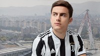 Paulo Dybala turut menjadi model jersey baru Si Nyonya Tua. (Foto: dok. Juventus)