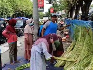 Lebaran Ketupat Makin Dekat, Kocek Pedagang Janur di Lamongan Makin Tebal Lebaran Ketupat Makin Dekat, Kocek Pedagang Janur di Lamongan Makin Tebal