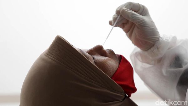 Pemudik Dites Antigen di Terminal Pulogebang