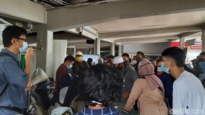 Larangan Mudik Berakhir, Pemudik ke Sumatera Padati Pelabuhan Merak