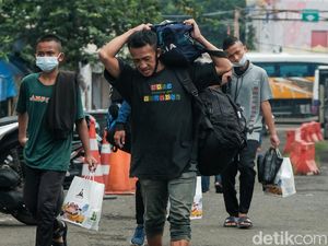 Penumpang Bus Kembali Wara-wiri di Terminal Baranangsiang Penumpang Bus Kembali Wara-wiri di Terminal Baranangsiang