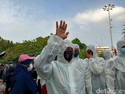 Polisi Ber-hazmat Turun dalam Aksi di Kedubes AS, Imbau Massa Jaga Jarak