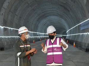 Momen Jokowi Tinjau Kereta Cepat Jakarta-Bandung