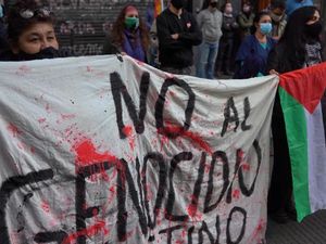 Ratusan Warga Argentina Demo Kedutaan Besar Israel Ratusan Warga Argentina Demo Kedutaan Besar Israel