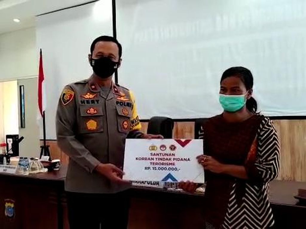 4 keluarga Korban Pembunuhan MIT Poso Terima Santunan 4 keluarga Korban Pembunuhan MIT Poso Terima Santunan