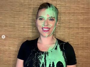 Scarlett Johansson Ngamuk Wajahnya Belepotan Saat Siaran Live Gegara Suami