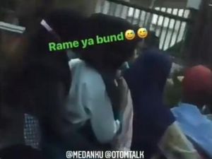 Bah! Emak-emak di Medan Bonceng 6 Orang Naik Motor-Tak Ada yang Berhelm Bah! Emak-emak di Medan Bonceng 6 Orang Naik Motor-Tak Ada yang Berhelm