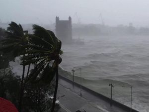 Siklon Tauktae Picu Gelombang Tinggi di Pantai Barat India