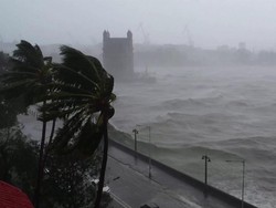 Siklon Tauktae Picu Gelombang Tinggi di Pantai Barat India