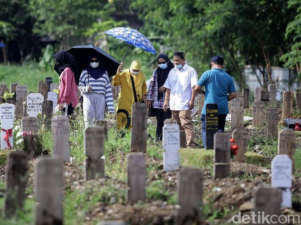 Suasana TPU Srengseng Sawah 2 Usai Ziarah Kembali Dibuka