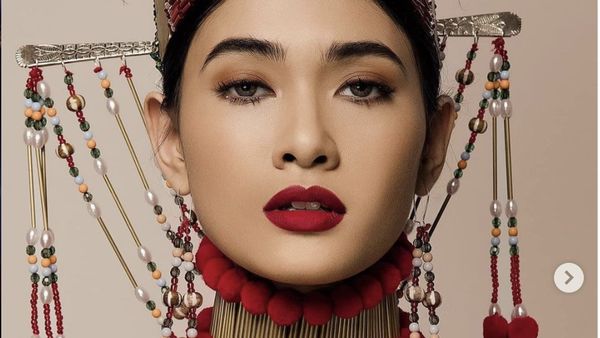 10 Foto Miss Myanmar Pemenang Best National Costume Miss Universe 2020