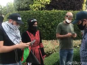 Tiga WNA Diamankan Polisi dalam Aksi Bela Palestina di Kedubes AS Tiga WNA Diamankan Polisi dalam Aksi Bela Palestina di Kedubes AS