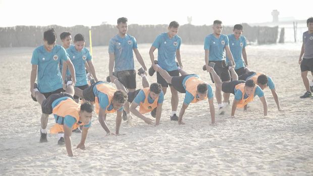 Para pemain Timnas Indonesia menjakani latihan ringan pada hari pertama di Dubai, Uni Emirat Arab, Senin (17/5) waktu setempat.