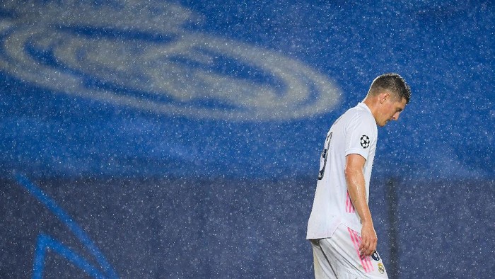 MADRID, SPAIN - APRIL 27: Toni Kroos of Real Madrid CF looks on during the UEFA Champions League Semi Final First Leg match between Real Madrid and Chelsea FC at Estadio Alfredo Di Stefano on April 27, 2021 in Madrid, Spain. Sporting stadiums around Spain remain under strict restrictions due to the Coronavirus Pandemic as Government social distancing laws prohibit fans inside venues resulting in games being played behind closed doors (Photo by David Ramos/Getty Images)