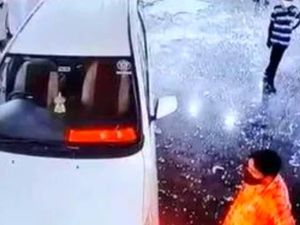 Pria India Ngamuk Tabrak RS Pakai Innova Usai Ayahnya Meninggal Positif Covid-19