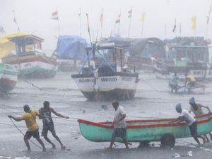 Tsunami COVID-19 Belum Usai, India Kini Dihantam Topan Tauktae Tsunami COVID-19 Belum Usai, India Kini Dihantam Topan Tauktae