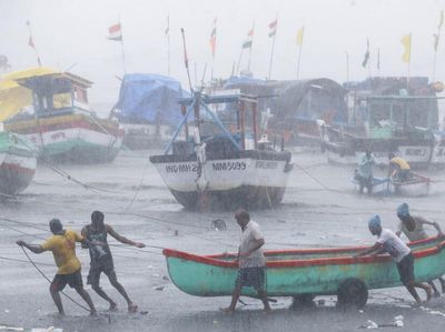 Tsunami COVID-19 Belum Usai, India Kini Dihantam Topan Tauktae