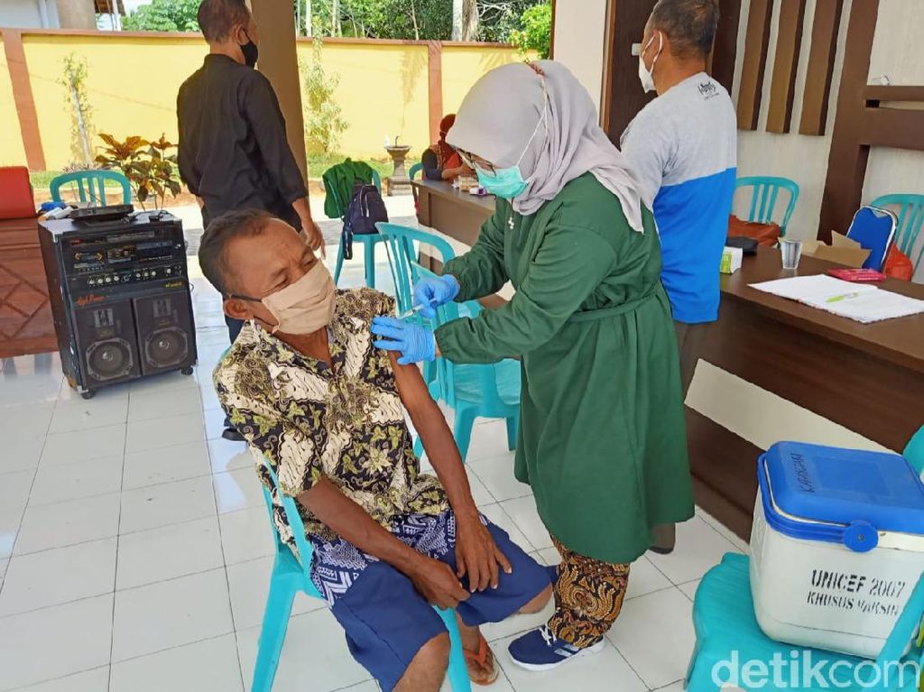 Bupati Ipuk Minta Vaksinasi Lansia Dipermudah: Cukup Tunjukkan KTP Bupati Ipuk Minta Vaksinasi Lansia Dipermudah: Cukup Tunjukkan KTP